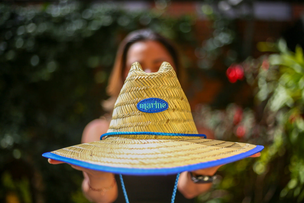 Sombreros de playa Marine: fibra natural, color con identidad y un pin sorpresa